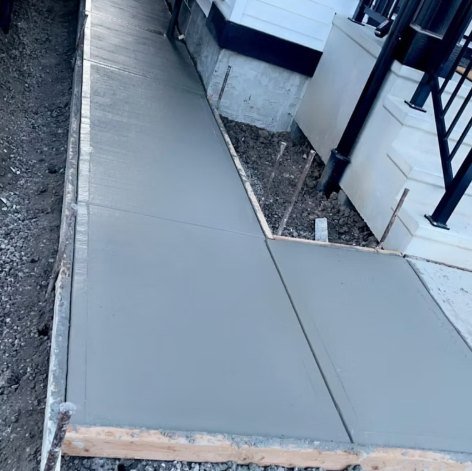 L-shaped walkway beside a new home